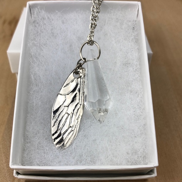 Fairy 🧚 wing with crystal necklace, 30”. Come with a box. - Picture 7 of 11